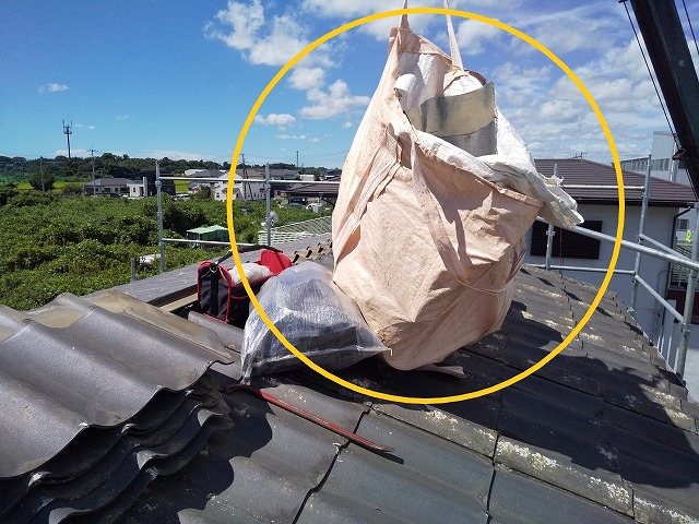 外したセキスイかわらUをフレコンにいれる