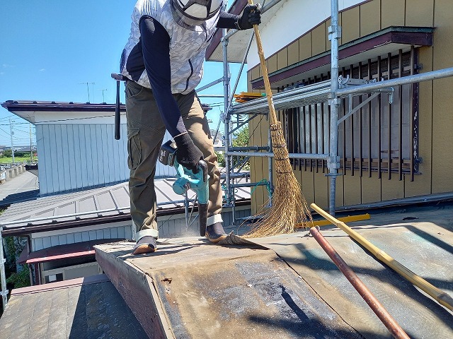 屋根下地材掃除
