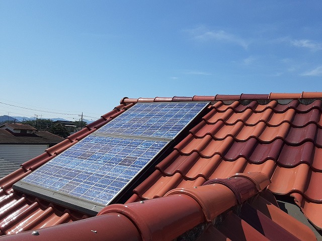 屋根に太陽光パネル