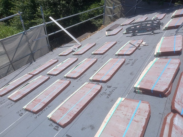 屋根材コロニアルの間配り