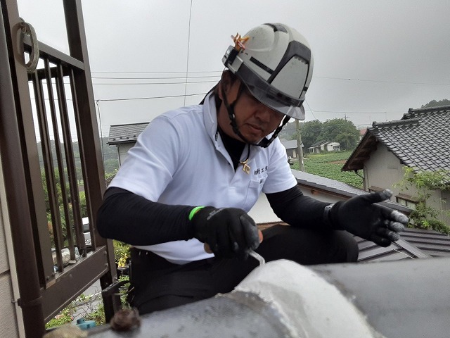 形状が難しい連結部の漆喰塗り