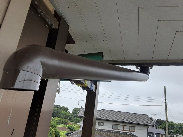 既存の雨どいと集水器を連結