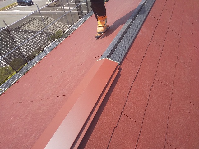 棟の繋ぎ目にコーキング