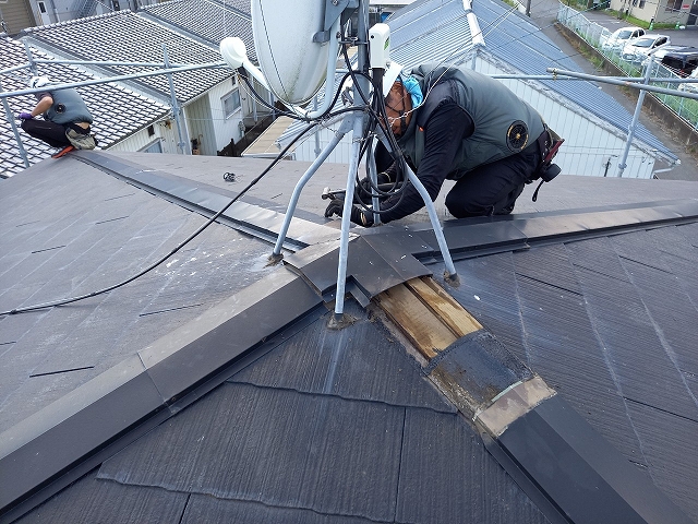 棟板金を外していきます！