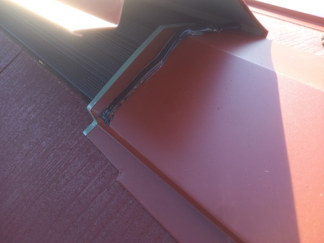 棟板金連結部にシーリング防水処理を施します