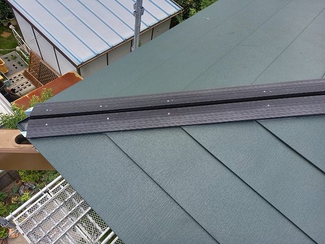 樹脂製の貫板を棟下地に使用します