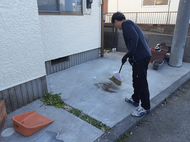 清掃をするスタッフ