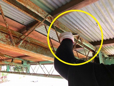 ワイヤーブラシでのケレン作業の様子