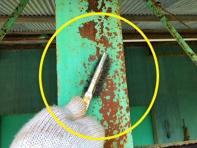 ワイヤーブラシでのケレン作業の様子