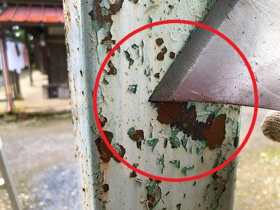 皮スキを使ったケレン作業