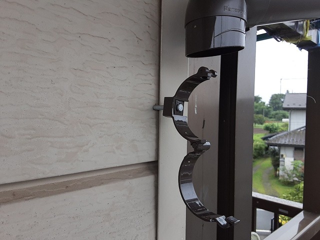 竪樋金具の取り付け完了しました