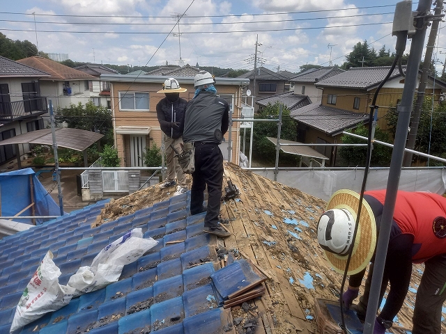 解体を行うスタッフ