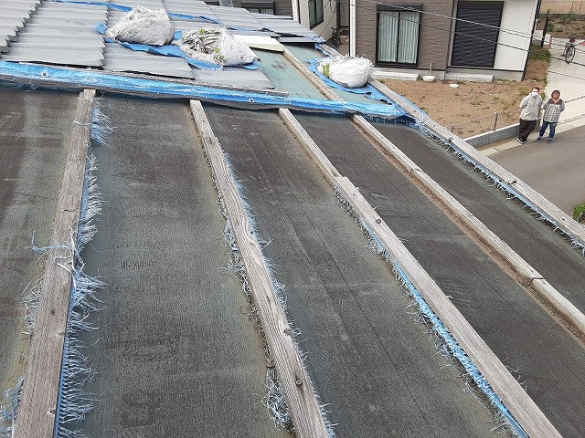 金属屋根瓦がはがされた屋根