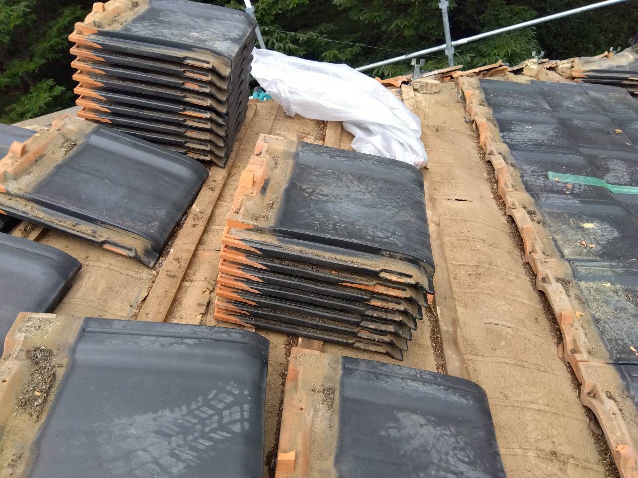 阿見町 撤去した瓦の保管の様子