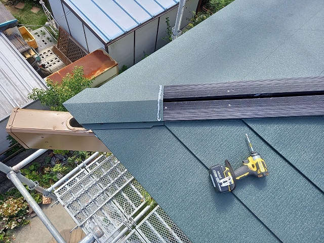 降り棟の剣先板金