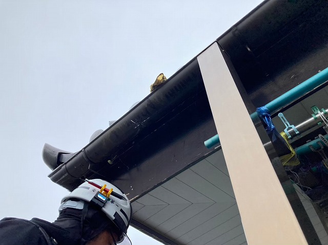 雨どいに米の字で切れ込み