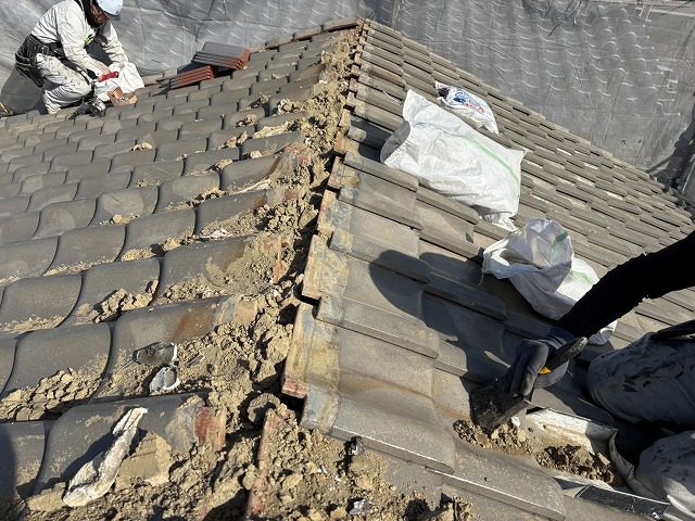 棟瓦・葺き土の撤去