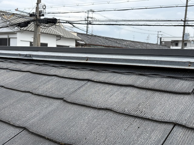 棟板金の継ぎ目に見られる浮き