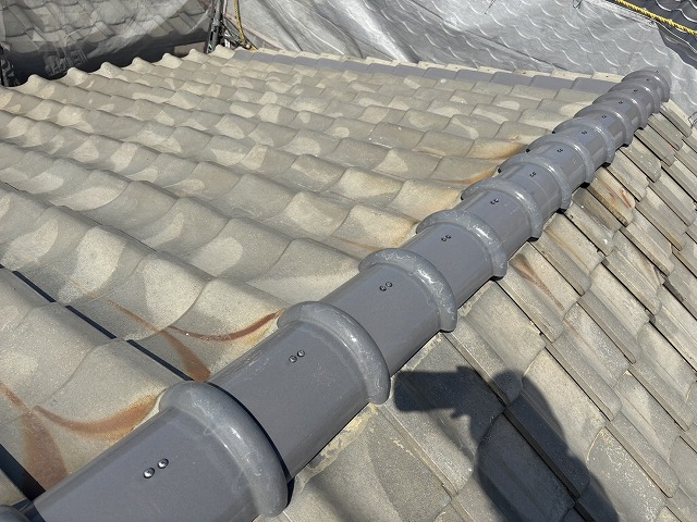 新しい棟瓦の取り付け