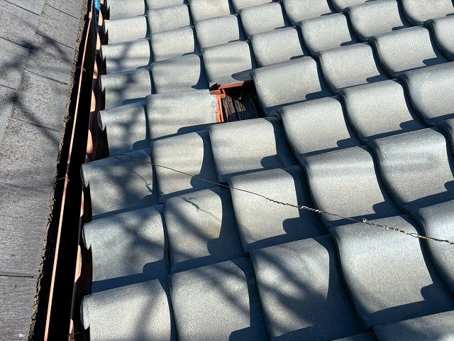 瓦のめくれが疑われる状態