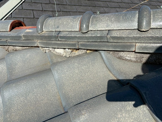 飛散した棟瓦の周囲