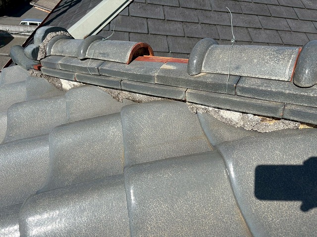 棟瓦が飛散した状態