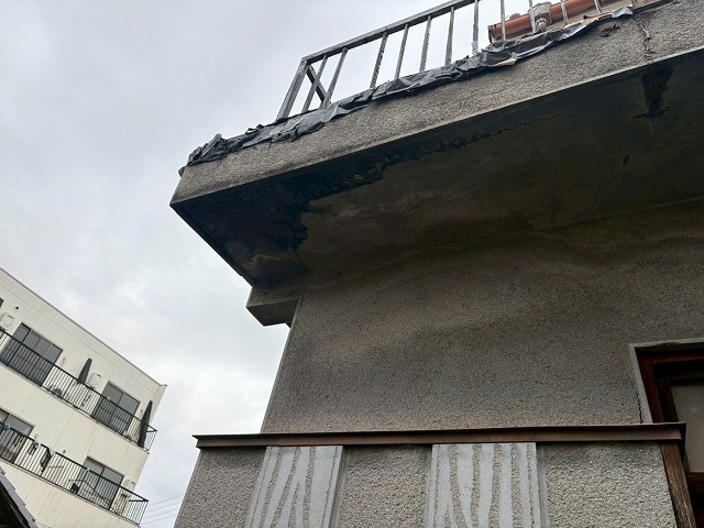 落下しかけた軒先