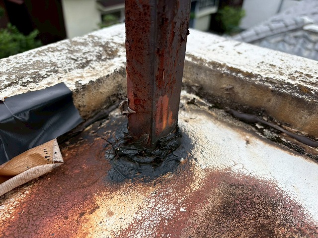 折れかけた手すり