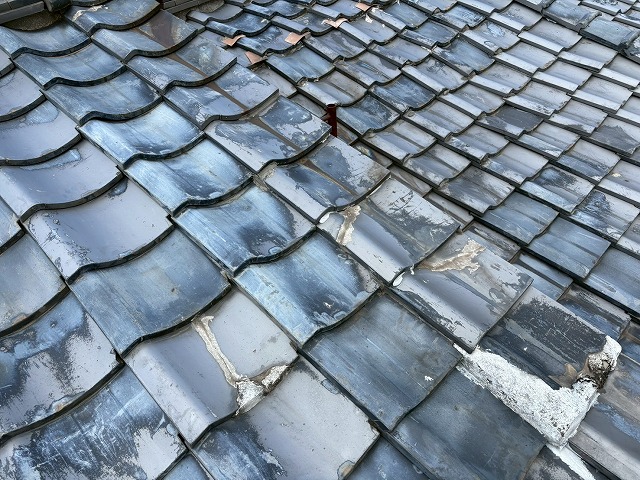 広範囲で破損が生じた瓦