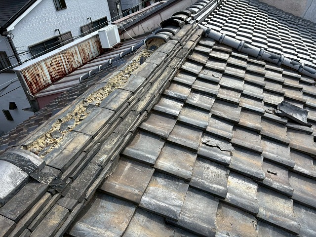 亀裂の入った大屋根