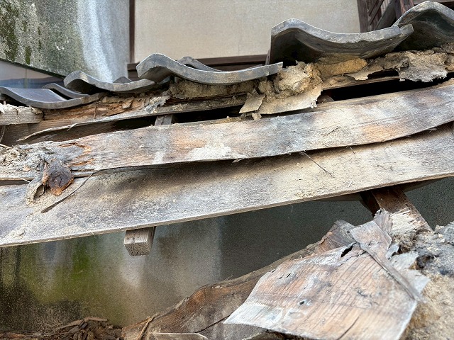 経年劣化で沈んだ下屋根