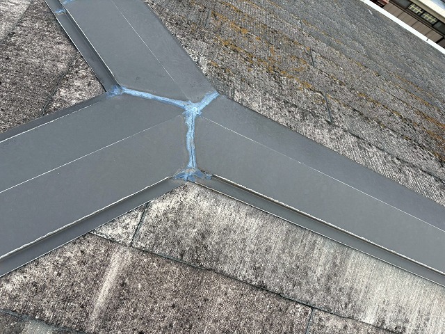 雨漏りしやすい棟板金継ぎ目