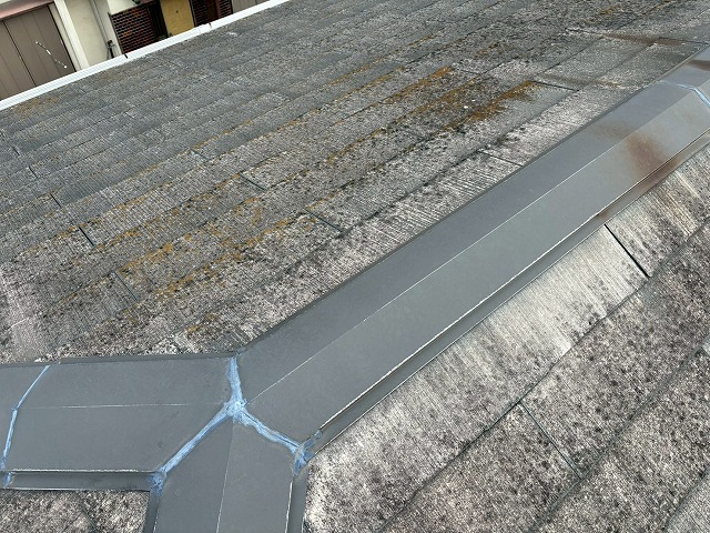 大切な役割を果たす棟板金