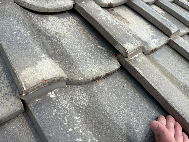 隙間が生じた瓦