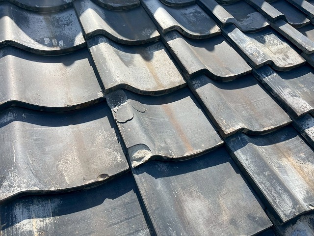 表面で一部欠けが生じた瓦