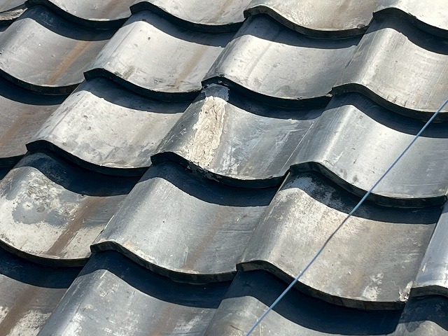 欠けや剥離が見受けられる瓦