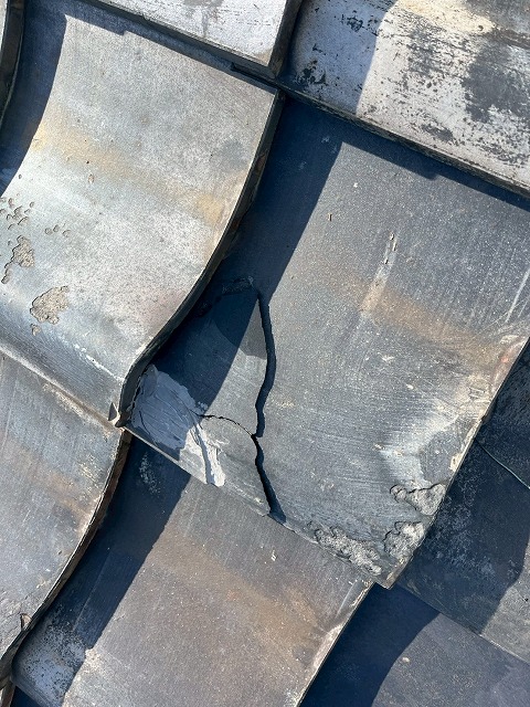ひび割れの生じた瓦
