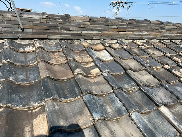 凍害被害が見受けられる瓦