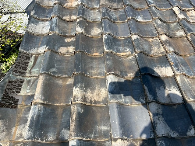 凍害が発生した瓦