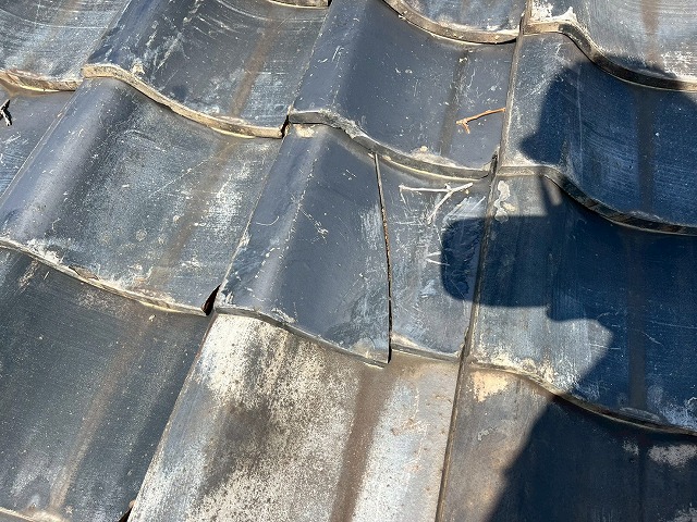 破損した瓦の状態確認