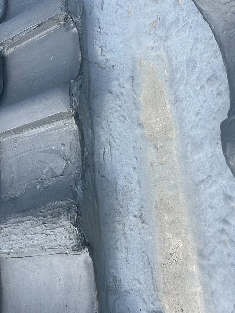 雨漏り原因と疑われる谷板金