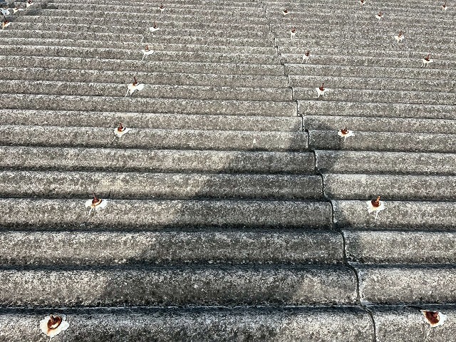 波型スレートの破損に注意