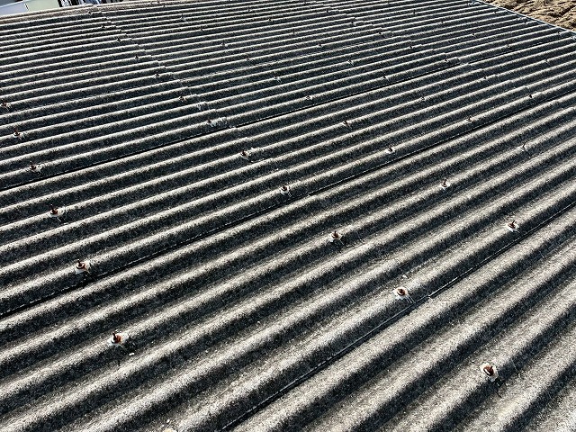 波型スレートが使用された倉庫屋根