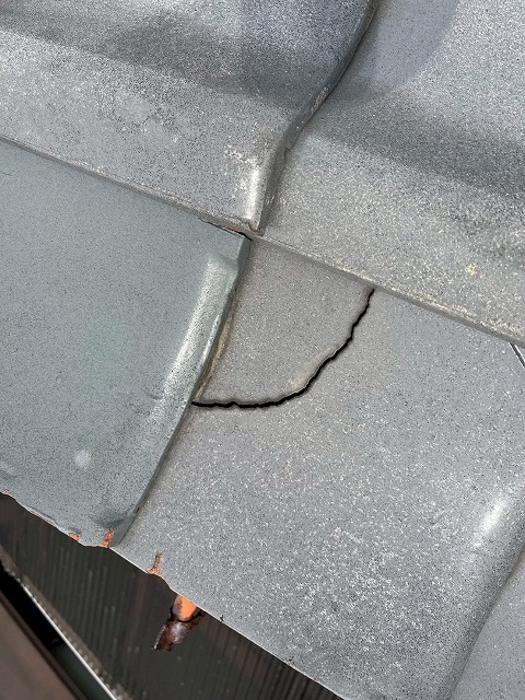 雨漏り原因の瓦割れ