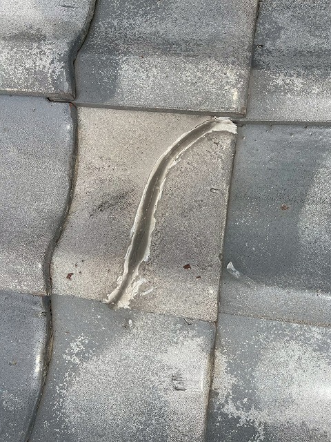 瓦の割れを発見