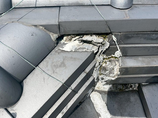 経年劣化が確認できる棟繋ぎ漆喰