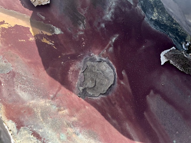 経年劣化により錆びた谷板金