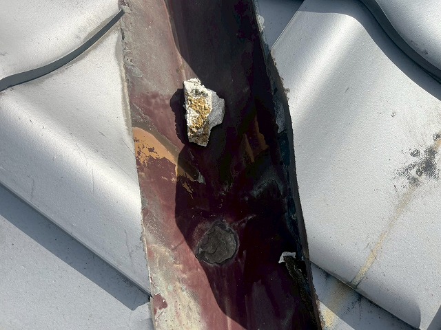 谷板金に落下した漆喰