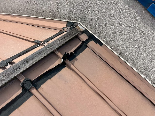 棟板金が飛ばされた屋根