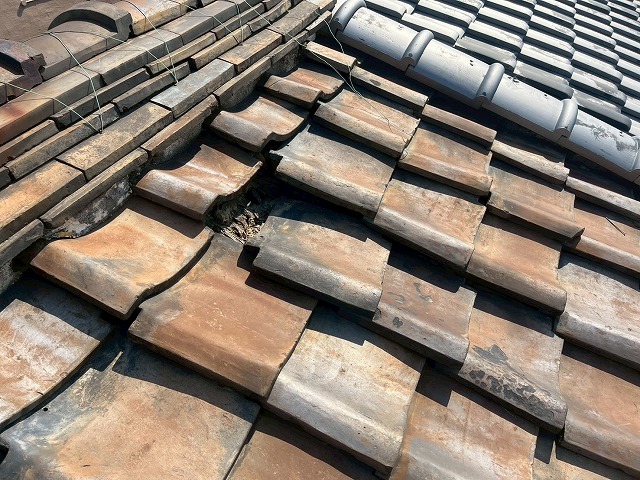 瓦のズレが生じた屋根